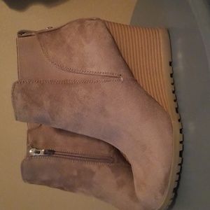 Nine West tan suede wedge boot size 8